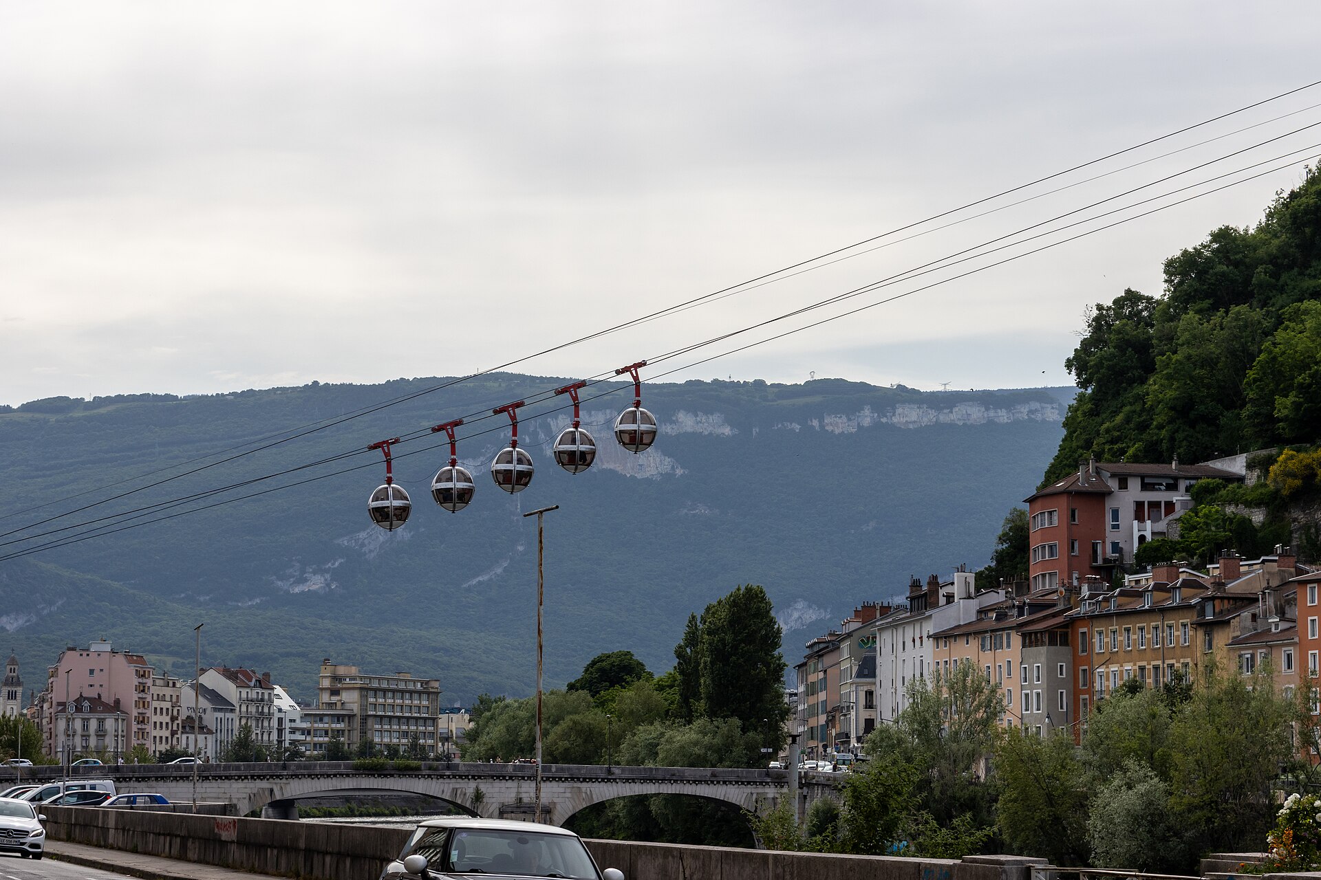 Bulles du téléphérique au-dessus de l’Isère