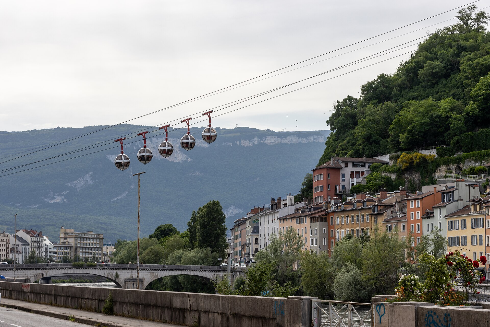 Bulles, pont et Isère à Grenoble